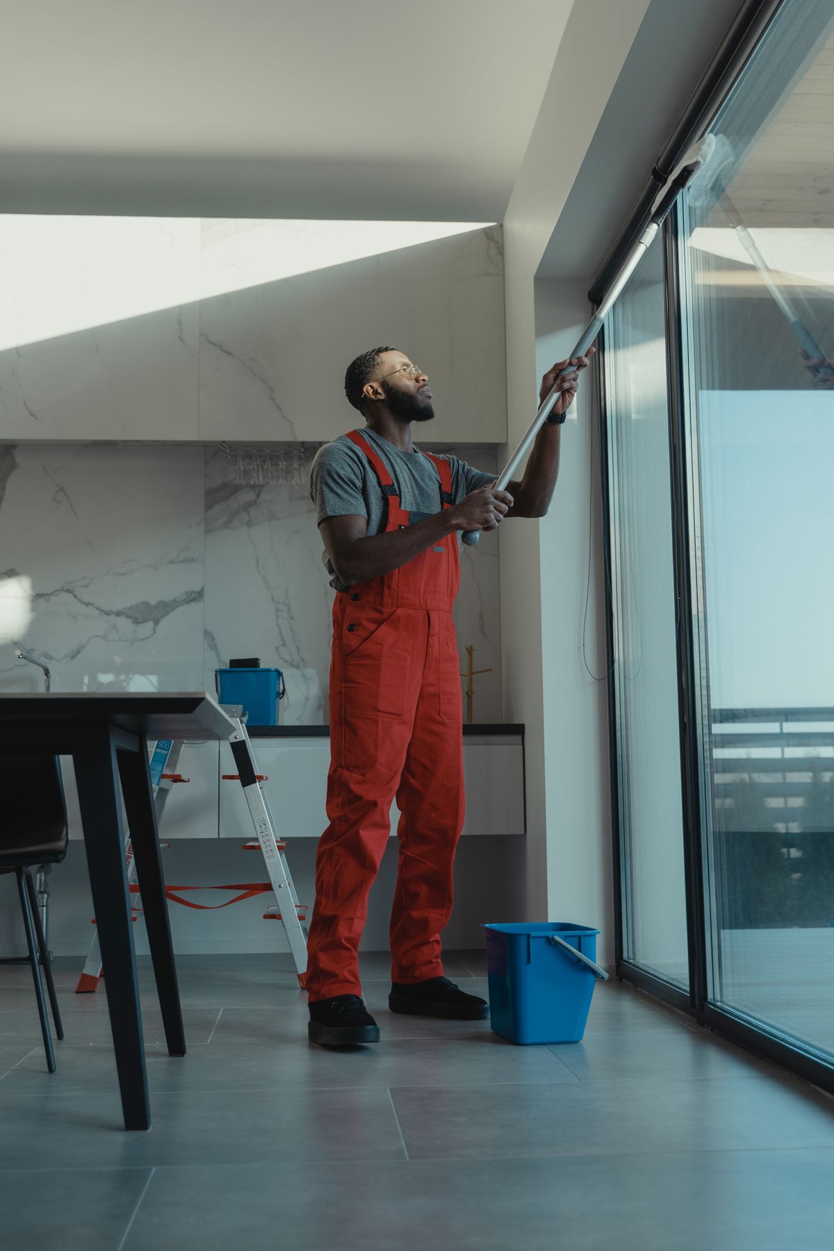 Fensterreinigung in einem Wohnhaus